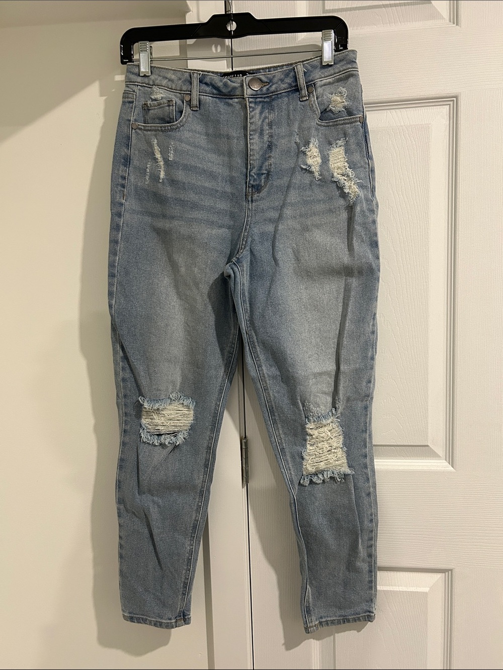 Design Lab Women’s Light Blue Distressed High-Rise Jeans